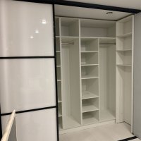 Встроенный шкаф купе со стеклянными дверьми