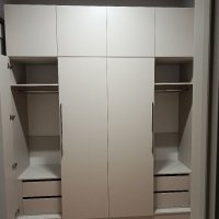 Серые встроенные высокие распашные шкафы