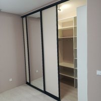 Угловая гардеробная в нише