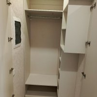 Встроенный шкаф в нишу с распашными дверьми