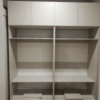 Серые встроенные высокие распашные шкафы