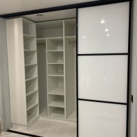 Встроенный шкаф купе со стеклянными дверьми