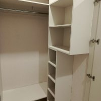 Встроенный шкаф в нишу с распашными дверьми