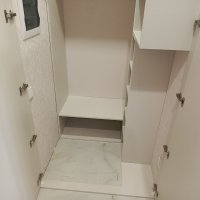 Встроенный шкаф в нишу с распашными дверьми