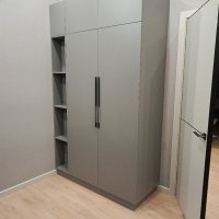 Серые встроенные высокие распашные шкафы