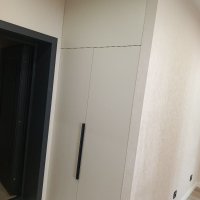 Встроенный шкаф в нишу с распашными дверьми